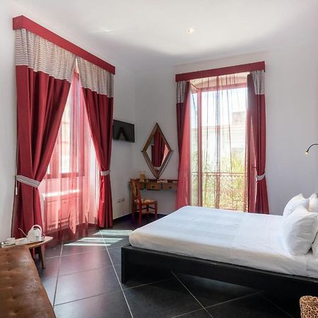 Maria Vittoria Charming Rooms And Apartments 브린디시 외부 사진